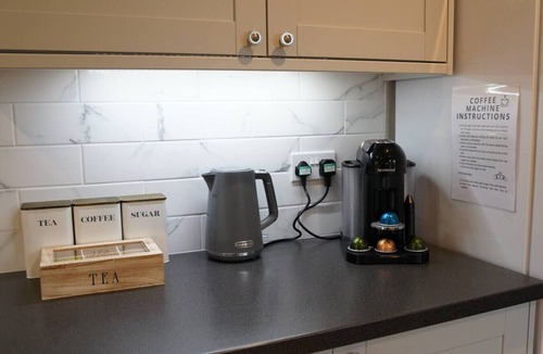 Wraysbury Apartment | Cosy 2-Bed Home Near Heathrow & Windsor