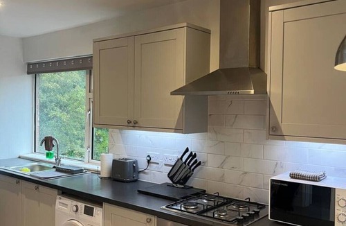 Wraysbury Apartment | Cosy 2-Bed Home Near Heathrow & Windsor