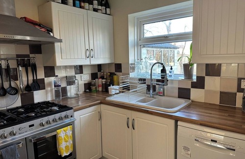 Alton House | Cosy 2BR Home with Garden and Parking