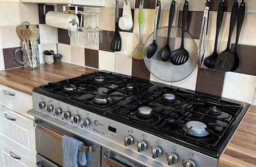 Alton House | Cosy 2BR Home with Garden and Parking