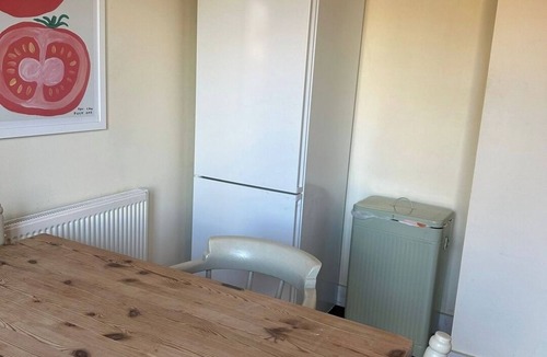 Alton House | Cosy 2BR Home with Garden and Parking