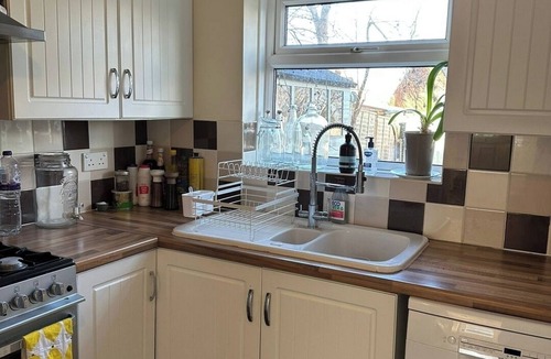 Alton House | Cosy 2BR Home with Garden and Parking