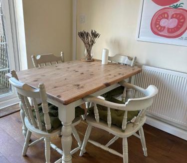 Alton House | Cosy 2BR Home with Garden & Parking