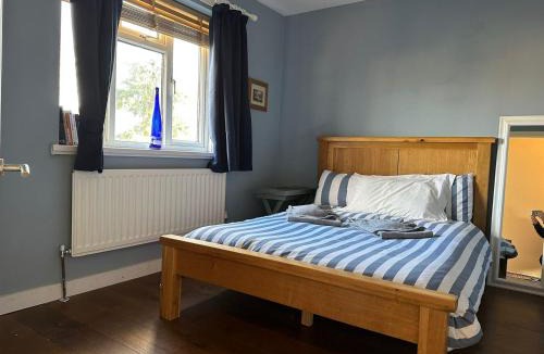 Alton House | Cosy 2BR Home with Garden & Parking