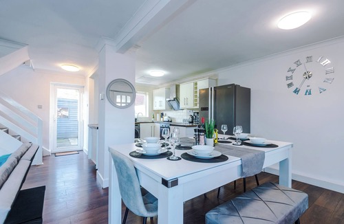 Warrington House | Cosy 2BR House | Contractors | Pool Table | Parking