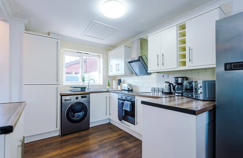 Warrington House | Cosy 2BR House | Contractors | Pool Table | Parking