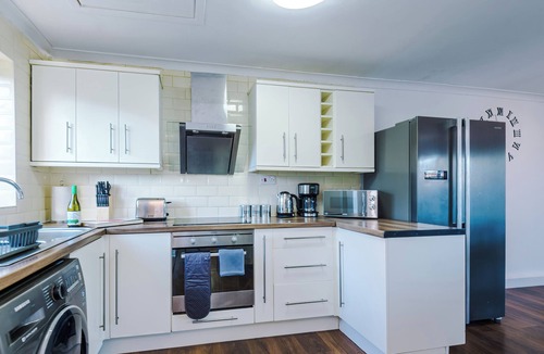 Warrington House | Cosy 2BR House | Contractors | Pool Table | Parking