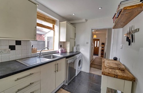 Worcester House | Cosy 3 Bedroom Home with Parking