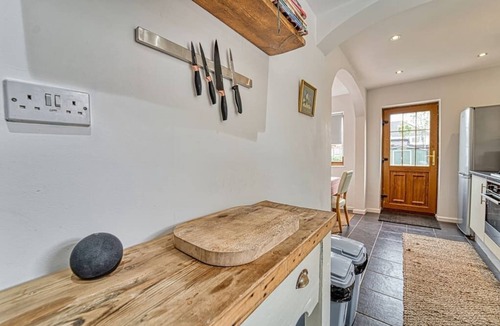 Worcester House | Cosy 3 Bedroom Home with Parking