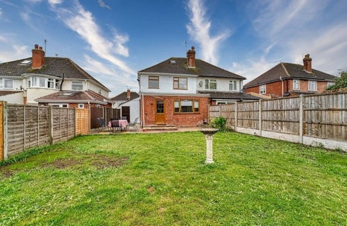 Worcester House | Cosy 3 Bedroom Home with Parking