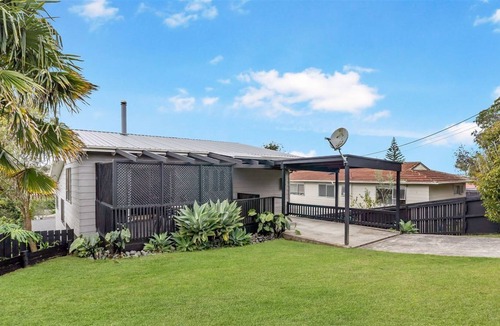 Massey House | Cosy 3 Bedroom House in Auckland