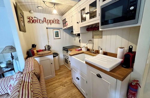 Lanvallay House | Cosy 3* Holiday Cottage at Dinan Port | Pet-Friendly | 2BR | La Petite Madeleine