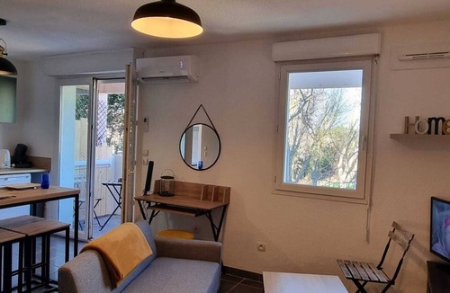 Razimbaud Apartment | Cosy air-conditioned studio with private parking