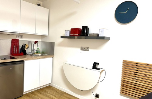 Clichy Apartment | Cosy and bright T1 2 steps from Paris/Metro 14/Netflix