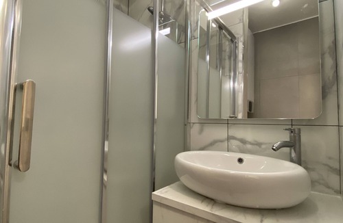 Clichy Apartment | Cosy and bright T1 2 steps from Paris/Metro 14/Netflix