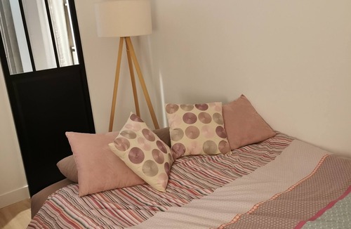 Velizy-Villacoublay Bed & Breakfast | Cosy and calm room - near Versailles and tramway