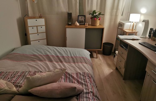 Velizy-Villacoublay Bed & Breakfast | Cosy and calm room - near Versailles and tramway