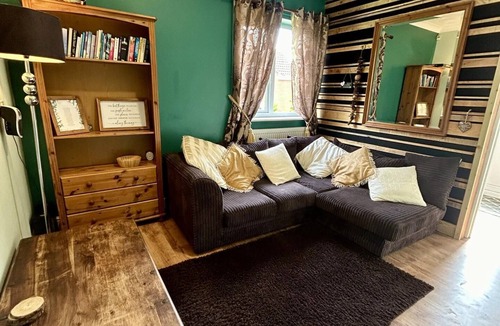 Ruskington Cabin | Cosy and Secluded Brook-side Lodge