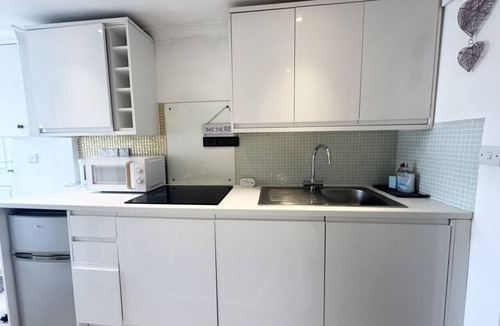 Marlow Condo | Cosy annexe, self contained, with parking