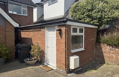 Marlow Condo | Cosy annexe, self contained, with parking