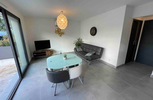 Le Puy-Sainte-Reparade Apartment | Cosy apartment with terrace