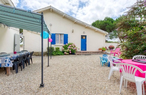 Jau-Dignac-et-Loirac House | Cosy apartment in villa for 5 guests with WIFI and TV