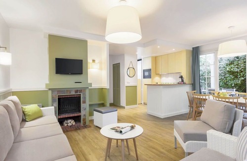 Neuville-sur-Ailette House | Cosy apartment in villa for 8 people with hot tub, pool, WIFI, TV, terrace and parking