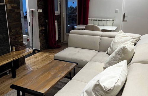 Le Kremlin-Bicetre Apartment | Cosy apartment with views over Paris