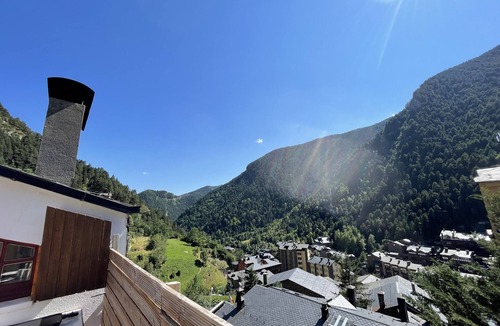 Mas de Ribafeta Apartment | Cosy apartment, terrace, parking and ski room