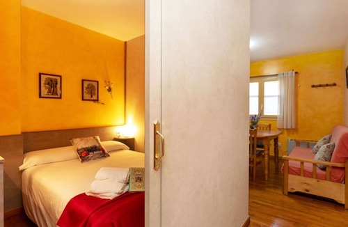 Taull Apartment | Cosy apartment for 3 guests with pool and TV