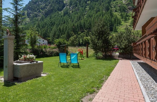 Saas Almagell Apartment | Cosy apartment for 5 people with WIFI, TV and balcony