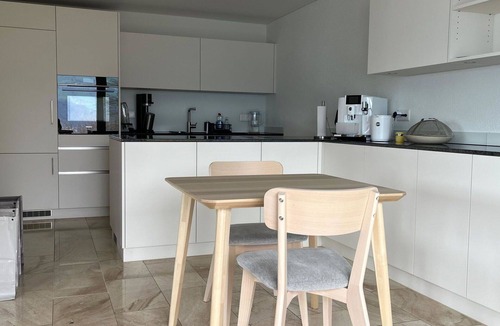 Spiez Apartment | Cosy apartment for 12 people with WIFI, TV, balcony and pets allowed