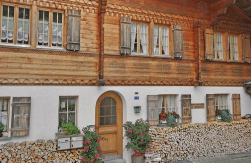 Frutigen Apartment | Cosy apartment for 2 guests with WIFI, TV, balcony and parking