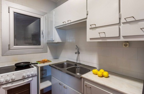 L'Escala Apartment | Cosy apartment for 2 guests with TV and balcony