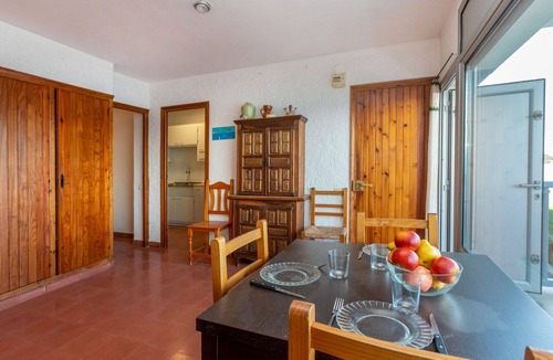 L'Escala Apartment | Cosy apartment for 2 guests with TV and balcony