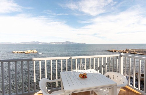 L'Escala Apartment | Cosy apartment for 2 guests with TV and balcony