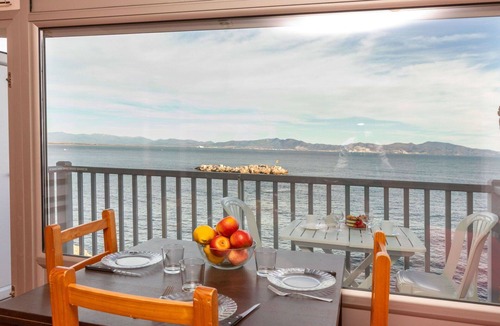L'Escala Apartment | Cosy apartment for 2 guests with TV and balcony