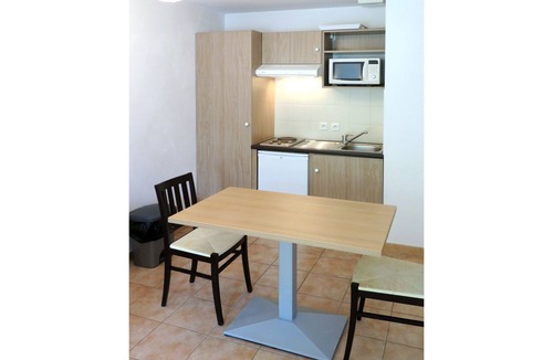 Barbaste Apartment | Cosy apartment for 2 people with WIFI, pool, TV, balcony, pets allowed and parking