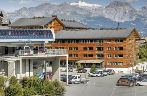 Vercorin Apartment | Cosy apartment for 2 guests with hot tub, WIFI, TV, pets allowed and parking
