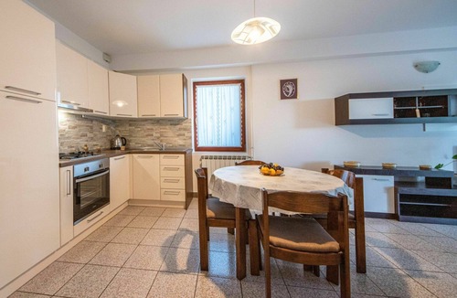 Icici Apartment | Cosy apartment for 2 guests with WIFI, A/C, TV, terrace and pets allowed