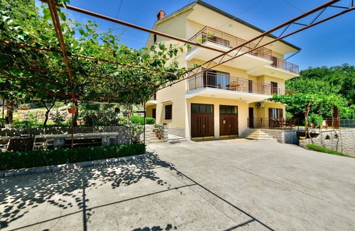 Icici Apartment | Cosy apartment for 2 guests with WIFI, A/C, TV, terrace and pets allowed