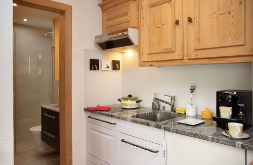 Falera Apartment | Cosy apartment for 2 people with WIFI, pool, TV, patio, pets allowed and panoramic view