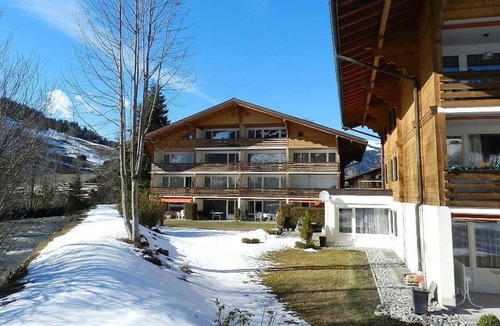 Gstaad Apartment | Cosy apartment for 2 people with WIFI, TV, balcony and parking