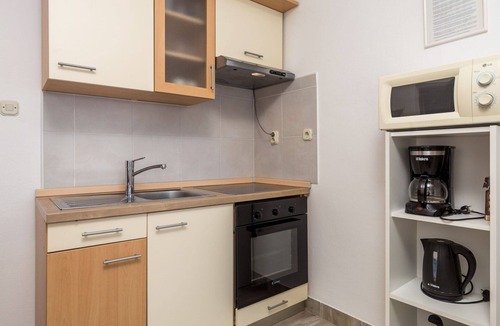 Vratarusa Apartment | Cosy apartment for 2 people with WIFI, A/C, pool, TV, terrace and pets allowed