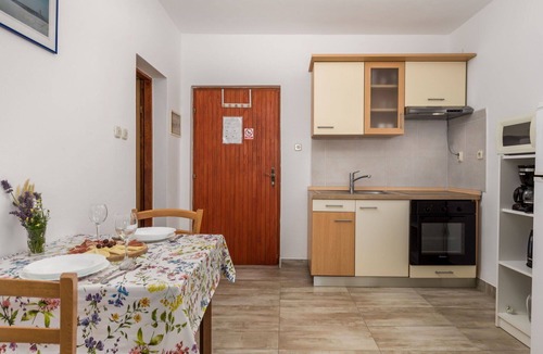 Vratarusa Apartment | Cosy apartment for 2 people with WIFI, A/C, pool, TV, terrace and pets allowed