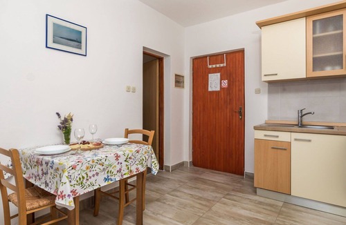Vratarusa Apartment | Cosy apartment for 2 people with WIFI, A/C, pool, TV, terrace and pets allowed