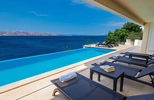 Vratarusa Apartment | Cosy apartment for 2 people with WIFI, A/C, pool, TV, terrace and pets allowed