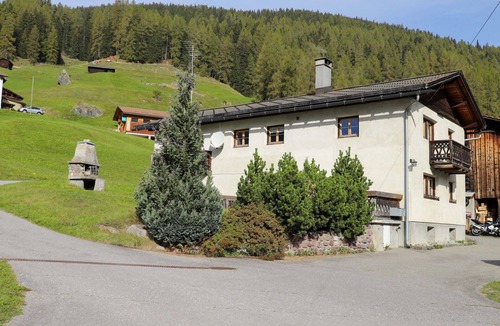 Frauenkirch Apartment | Cosy apartment for 3 guests with WIFI, TV, terrace and panoramic view