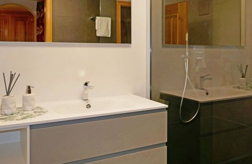Surlej Apartment | Cosy apartment for 3 guests with WIFI, TV, terrace and parking