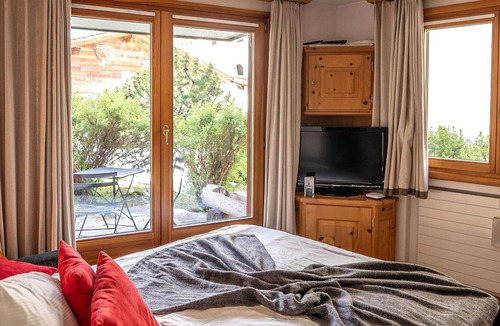 Surlej Apartment | Cosy apartment for 3 guests with WIFI, TV, terrace and parking